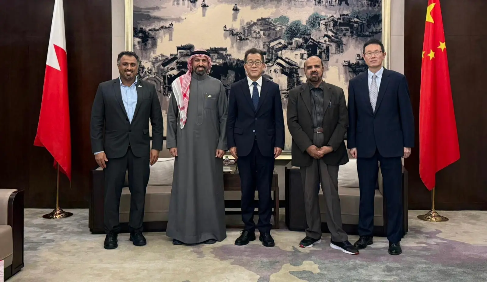 Mr. Nabeel Rhadhi holds discussions with the Chinese Ambassador to strengthen strategic partnerships